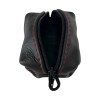 Un porte-monnaie en cuir noir avec surpiqûres rouges, inspiré des Peugeot 205 GTI et CTI.