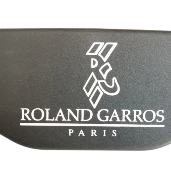 Emblème de volant. Peugeot 205 Roland Garros Paris. Phase 1. Fond gris.