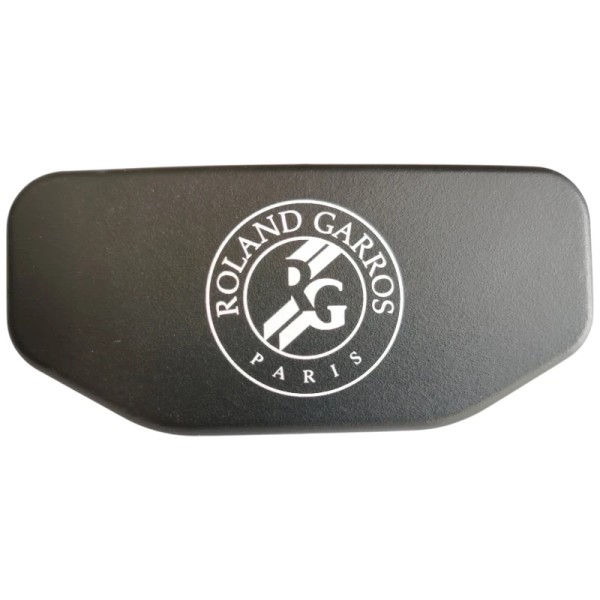Insigne de volant. Produit neuf. Fond noir. Lettrage blanc. Peugeot 205 Roland Garros.