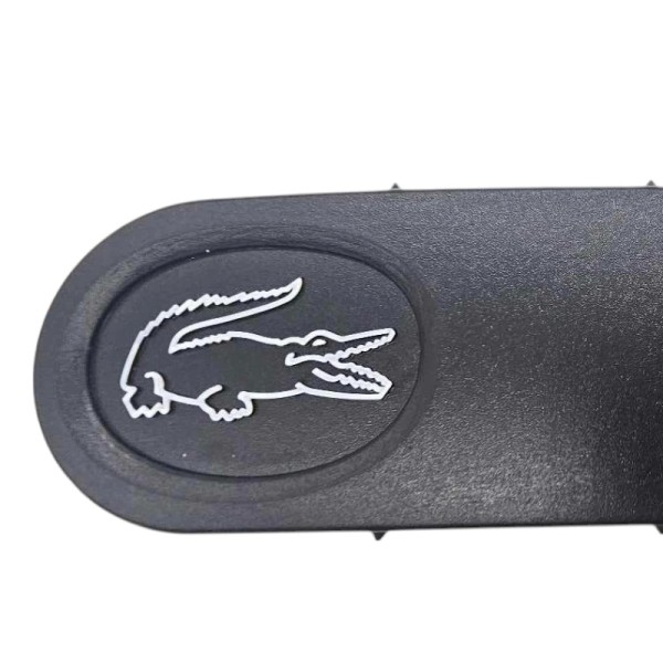 Redonnez tout son charme à votre 205 Lacoste avec ce centre de volant rare et emblématique !