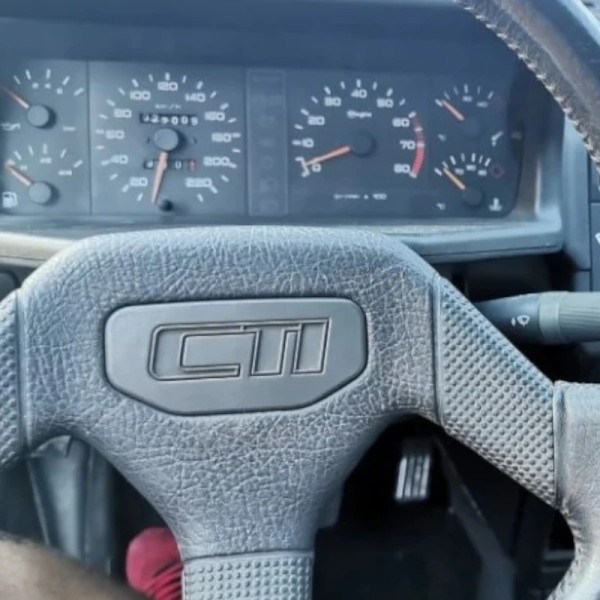 Redonnez sa touche d’origine à votre 205 CTI Phase 2 avec ce centre de volant sobre et durable !