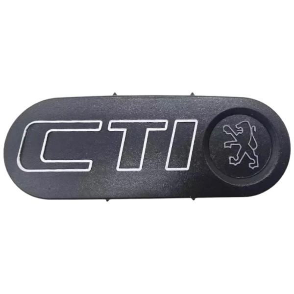 Redonnez à votre 205 CTI son style sportif d’origine avec ce centre de volant double logo !