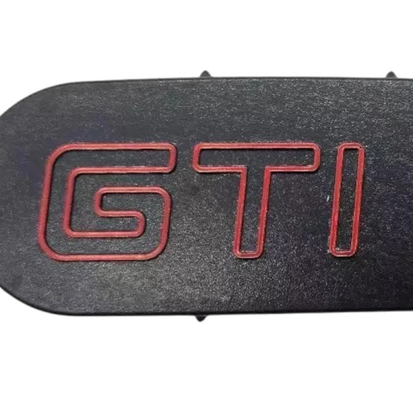 Centre de volant insigne spécifique pour Peugeot 205 GTI année 1984.