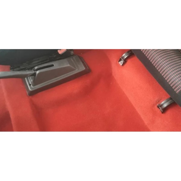 Moquette rouge moulée pour plancher de Peugeot 205 Cabriolet CTI.