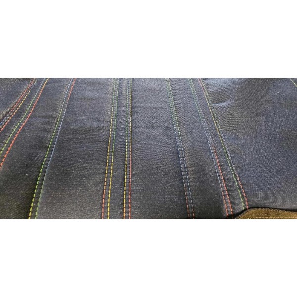 Housses de sièges arrière en tissu jeans et simili cuir pour un intérieur neuf et élégant sur Peugeot 205 CJ.