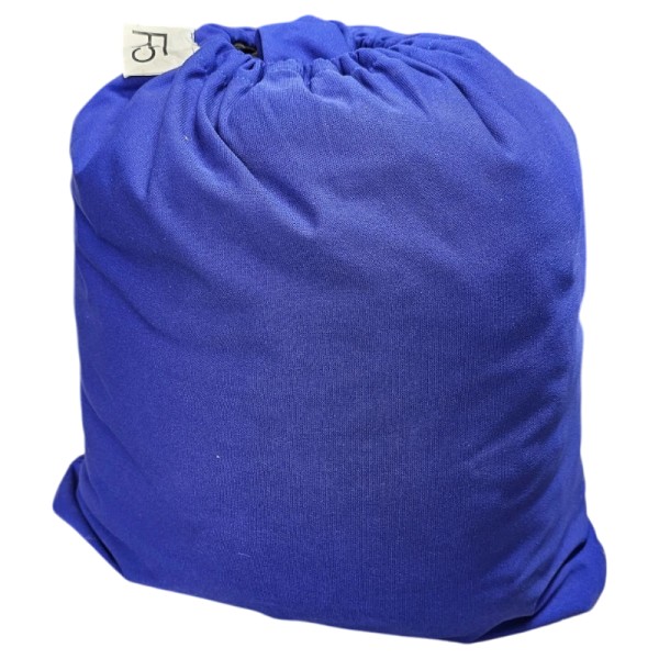 Chaque housse est livrée avec un sac de rangement assorti, noir rouge ou bleu.