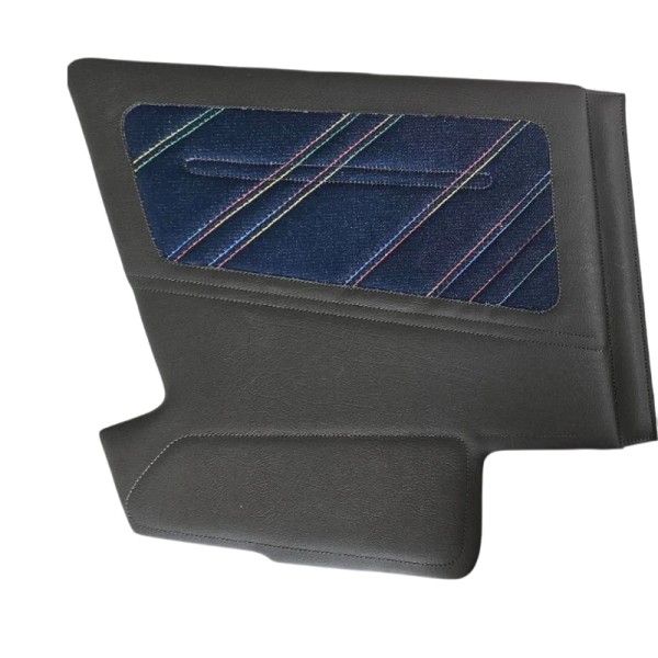 Panneau de porte avant en simili cuir anthracite monté sur isorel.