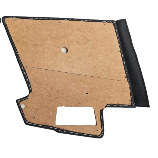 Panneau de porte arrière avec trous pour agrafes conformes à l'origine.