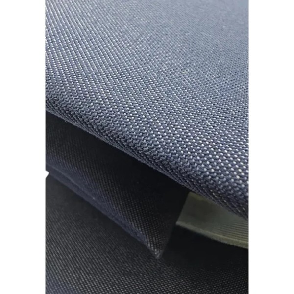 Ce tissu bleu jeans, véritable signature des finitions CJ et JUNIOR pour restaurer l'intérieur de votre 205 .