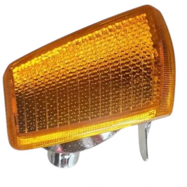 Remplacement simple du clignotant avant droit Peugeot 205 endommagé.